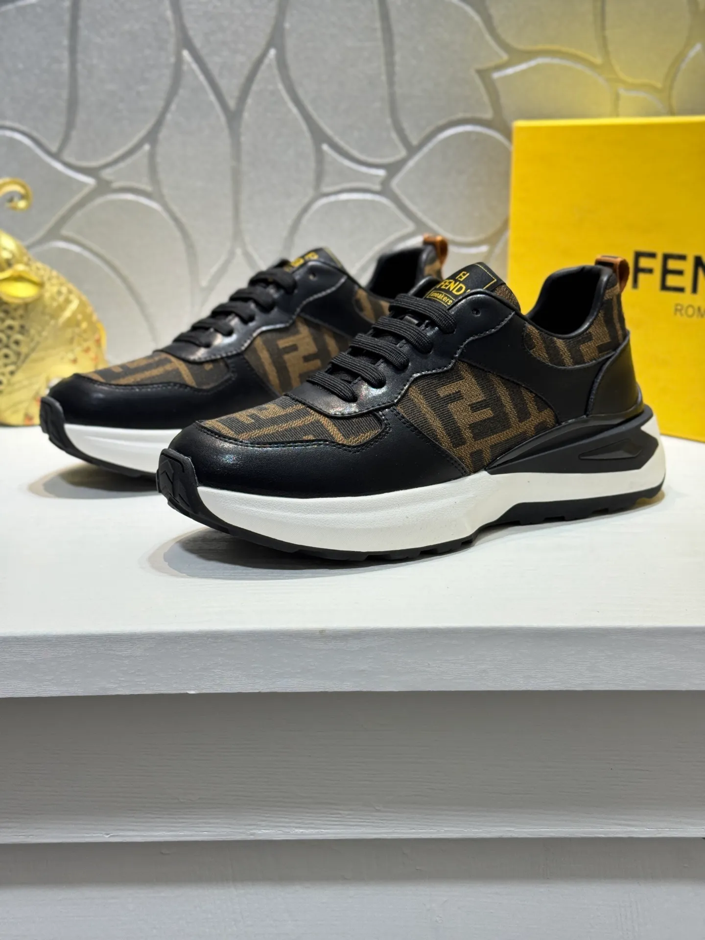 Men's shoes 💰440 [New style] 🐛🐛FENDI* Fendi! Purchasing agent level🔥hot style, the upper is made of cowhide➕canvas, and the lightweight non-slip outsole. Top quality in the market, personally performed by many celebrities, fashionable and popular, versatile and popular, simple yet tasteful, a must-have for fashionistas, exuding a fashionable and casual atmosphere, fashion is at your feet, wear it with confidence. Size: 38-44 (45 customized